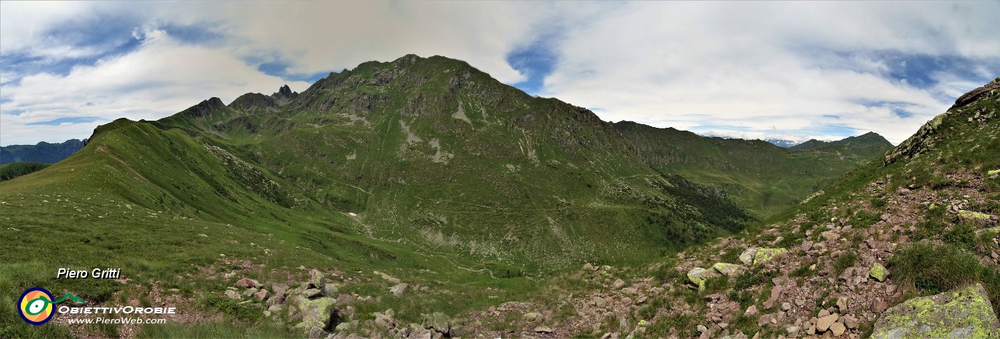 58 Risalendo la costiera del Monte Mincucco con vista in Valletto e Ponteranica.jpg